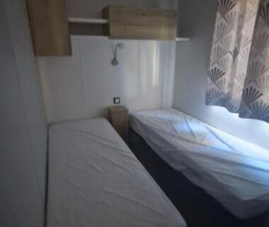 Chambre avec deux lits simples au camping Mar Estang Siblu