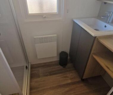 Salle de bain compacte avec douche et lavabo au Mar estang Siblu