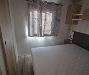 Chambre double avec lit et armoire au Mar estang Siblu