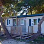 Emplacement mobil home avec terrasse sous pins au Camping de l'Arquet