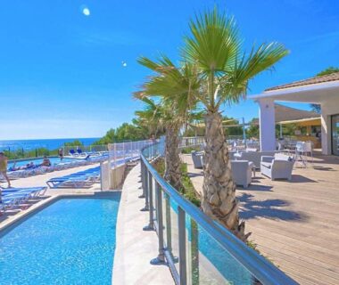 Terrasse avec piscine extérieure face à la mer au Camping de l'Arquet