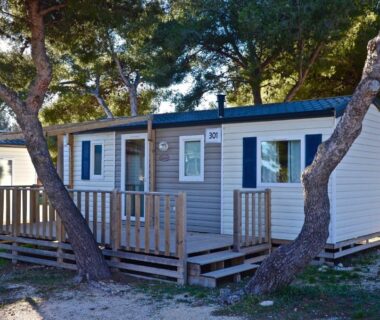 Emplacement mobil home avec terrasse sous pins au Camping de l'Arquet