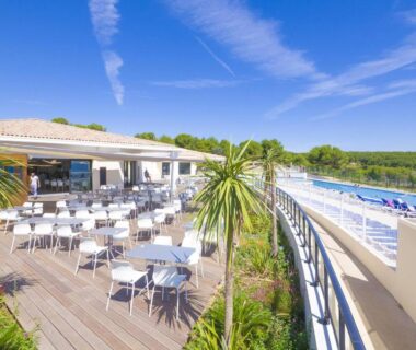 Terrasse et piscine extérieures ensoleillées au Camping de l'Arquet