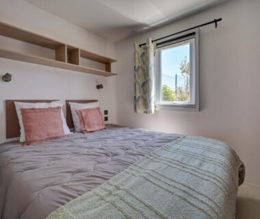 Chambre avec lit double et fenêtre dans le mobil home Martigues Mobil home bord de mer Lou Cigalon