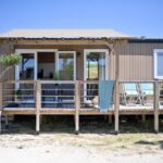 Terrasse en bois avec chaises et plantes du Martigues Mobil home bord de mer Lou Cigalon