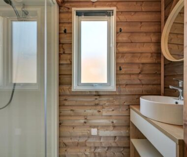Salle de bain en bois avec douche et lavabo dans le Mobil home bord de mer Lou Cigalon