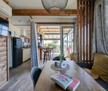 Intérieur avec coin repas et terrasse donnant sur extérieur du Martigues Mobil home bord de mer Lou Cigalon