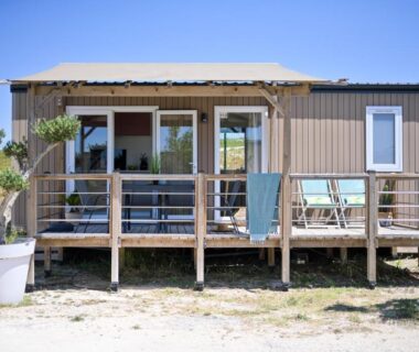 Terrasse en bois avec chaises et plantes du Martigues Mobil home bord de mer Lou Cigalon
