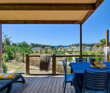 Terrasse en bois avec table et transat et vue mer du Martigues Mobil home bord de mer Lou Cigalon