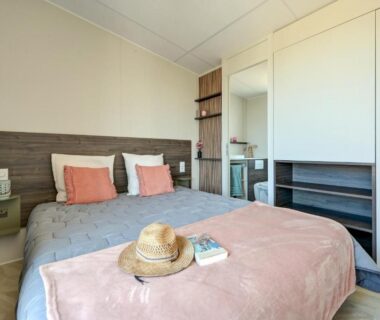 Chambre avec lit double et placard dans le mobil home Martigues Mobil home bord de mer Lou Cigalon
