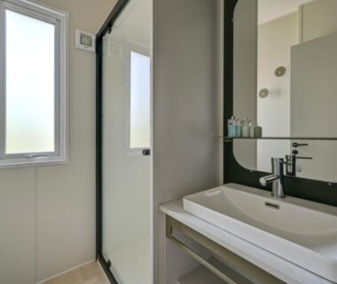 Salle de bain avec lavabo et douche du mobil home Lou Cigalon
