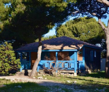 Chalet bleu en pinède avec terrasse aux Chalets de la Mer