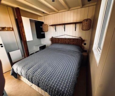 Chambre avec lit double dans le mobil-home Martinette