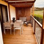 Terrasse en bois avec table et chaises au camping Martinette