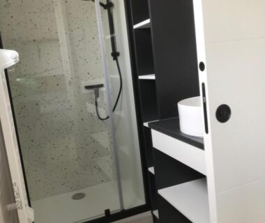 Salle de bain avec douche et lavabo dans le mobil-home au camping Martinette
