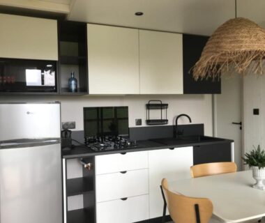 Cuisine équipée avec réfrigérateur et table dans le mobil-home Martinette