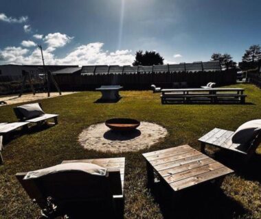 Espace extérieur avec foyer central et bancs au camping Martinette