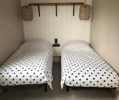 Chambre avec deux lits jumeaux au camping Martinette