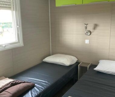 Chambre avec deux lits simples dans le Menthalo La Presqu'île du Barcarès Mobil Home 6 pers