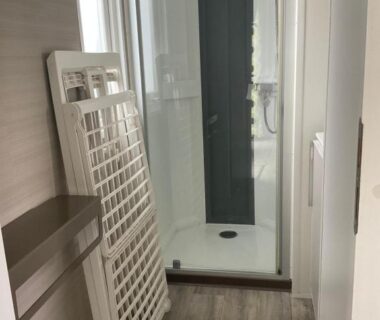 Salle d'eau avec cabine de douche et porte serviettes dans le mobil-home Menthalo La Presqu'île du Barcarès