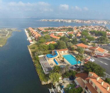 Piscine extérieure et toboggan au camping Menthalo 4 étoiles La Presqu'île du Barcarés