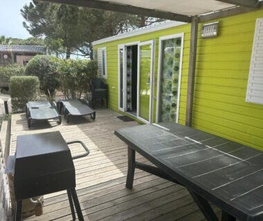 Terrasse en bois avec transats et barbecue du Menthalo Mobil Home 6 pers premium climatisé