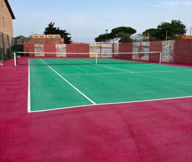 Tennis extérieur dans le camping Menthalo 4 étoiles La Presqu île du Barcarés Mobil Home 6 pers premium climatisé