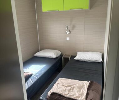 Chambre deux lits dans le Menthalo 4 étoiles La Presqu île du Barcarés Mobil Home 6 pers premium climatisé