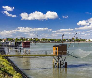 Estuaire avec carrelets de pêche sur pilotis au Mhstbrevin109