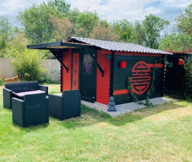 Jardin avec salon extérieur devant le Mini chalet cozy esprit zen & insolite