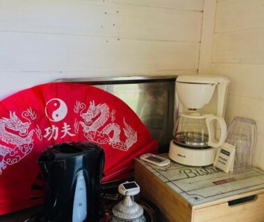 Coin cuisine avec cafetière et bouilloire dans le mini chalet cozy esprit zen et insolite