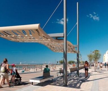 Promenade maritime avec voile d'ombrage et passants au Mini chalet cozy esprit zen et insolite
