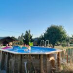 Piscine hors-sol avec enfants sur pelouse au minicamping Sous les Cloches