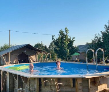Piscine hors sol avec baigneurs dans le camping Minicamping Sous les Cloches