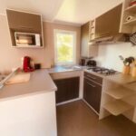 Cuisine équipée dans le mobil-home Mobi Home Palmiers 2