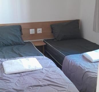 Chambre avec deux lits simples dans le Mobihome
