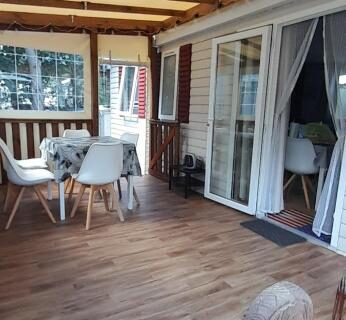 Terrasse couverte avec table et chaises du Mobihome