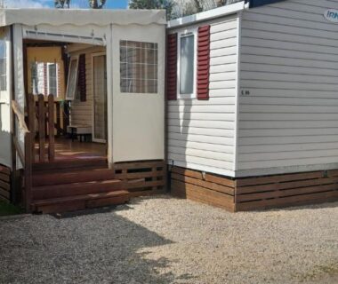Terrasse et entrée d'un mobilhome au camping en Hérault Mobihome