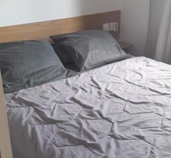 Chambre avec lit double dans le Mobihome