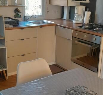 Coin cuisine avec table et four dans le Mobihome