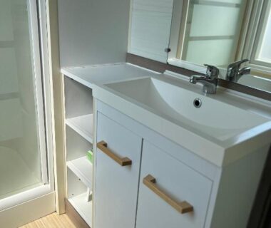 Salle de bain avec meuble vasque et douche du Mobil Home 014 climatisé camping Port la Nouvelle