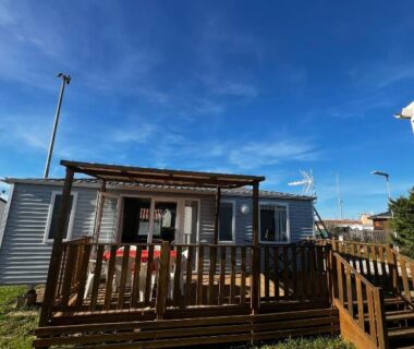 Terrasse en bois devant mobil home Mobil Home 014 climatisé -camping port la nouvelle 3Ch- 6 personnes