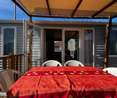 Terrasse couverte avec table et chaises du Mobil Home 014 climatisé camping Port la Nouvelle 3Ch 6 personnes