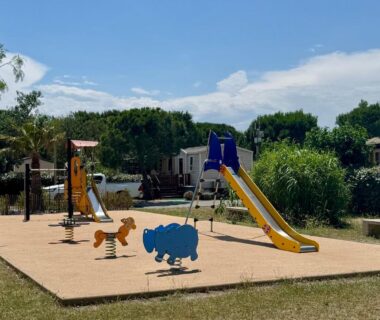 Aire de jeux avec toboggan et structures au Mobil Home 014 climatisé -camping port la nouvelle 3Ch- 6 personnes
