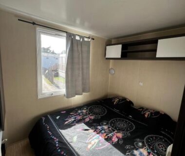 Chambre avec lit double et placard dans le Mobil Home 014 climatisé camping Port la Nouvelle
