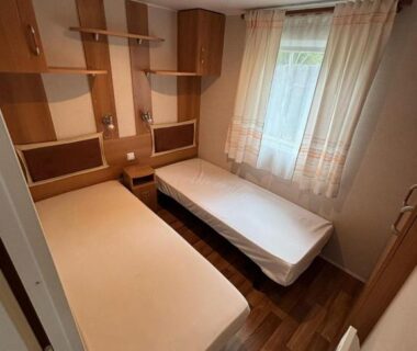 Chambre avec deux lits simples dans le Mobil-Home