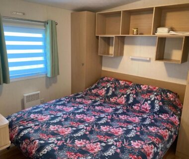 Chambre avec lit double et rangements dans le Mobil Home