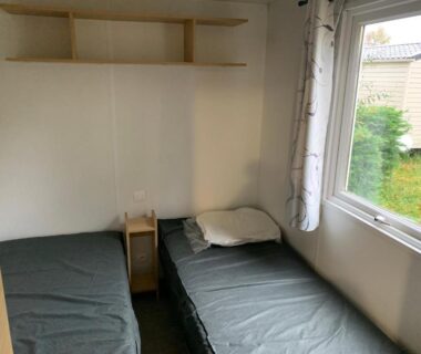 Chambre avec deux lits simples et fenêtre donnant sur le camping dans le Mobil-Home -10 minutes Océan
