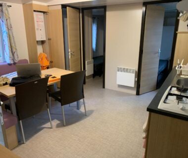 Salon avec kitchenette et table à manger dans le Mobil-Home -10 minutes Océan