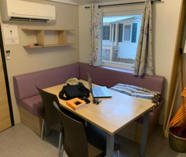 Coin repas avec table banquette et climatisation dans le Mobil-Home -10 minutes Océan